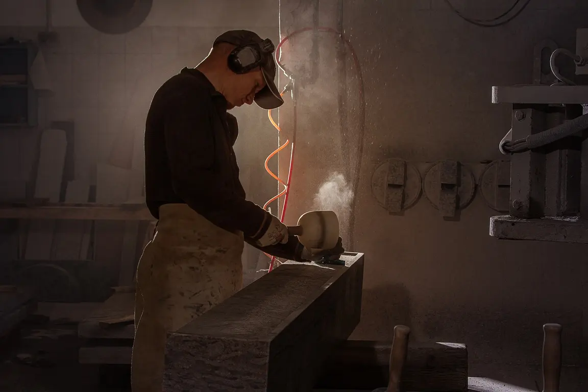 Steinmetz bei der Arbeit in der Werkstatt von Steinmetz Krieg
